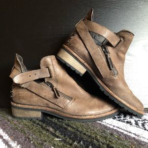 Dolce Vita side zipper slip on harness boot